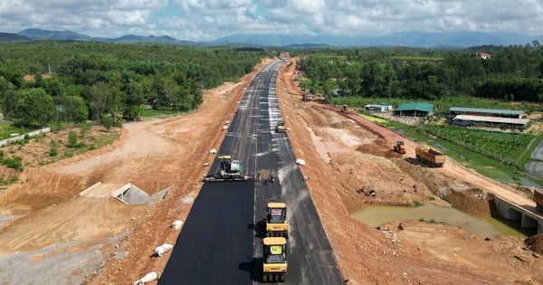 ស្ទះ​ដោយ​ការ​ពន្លឿន​ការ​បញ្ចប់​ផ្លូវ​ហាយវេ​ប្រវែង ៣០០០ គីឡូម៉ែត្រ