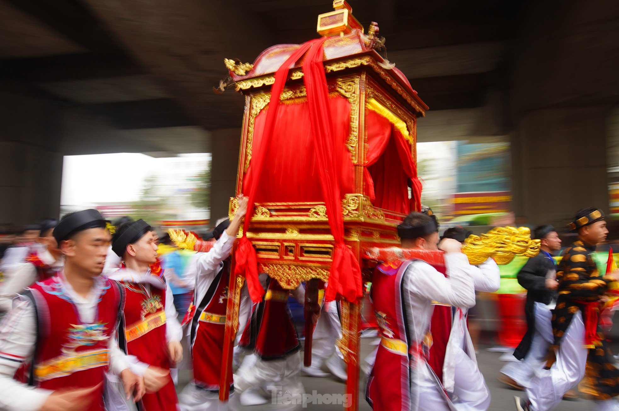 Mar de gente observando la procesión de 5 pueblos creciendo en medio de la calle de Hanoi foto 12