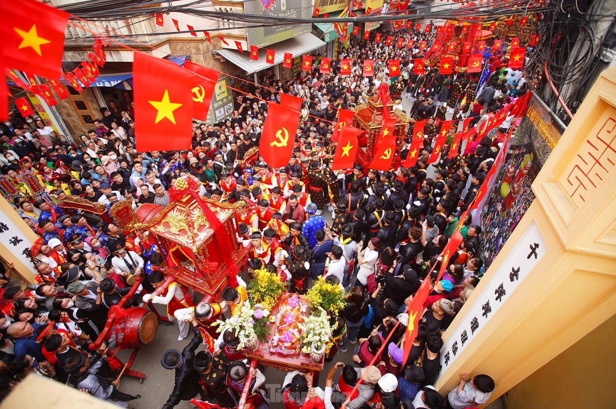 Mar de gente observando la procesión de 5 pueblos creciendo en medio de la calle de Hanoi foto 4