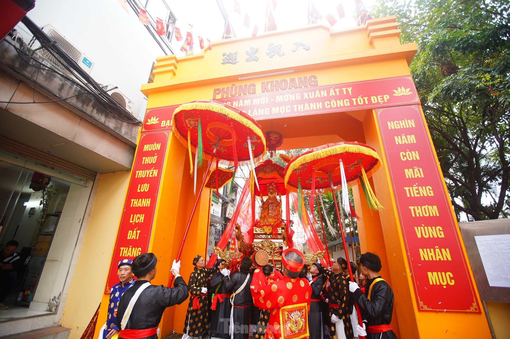 Mar de gente observando la procesión de 5 aldeas Moc en medio de la calle de Hanoi foto 1