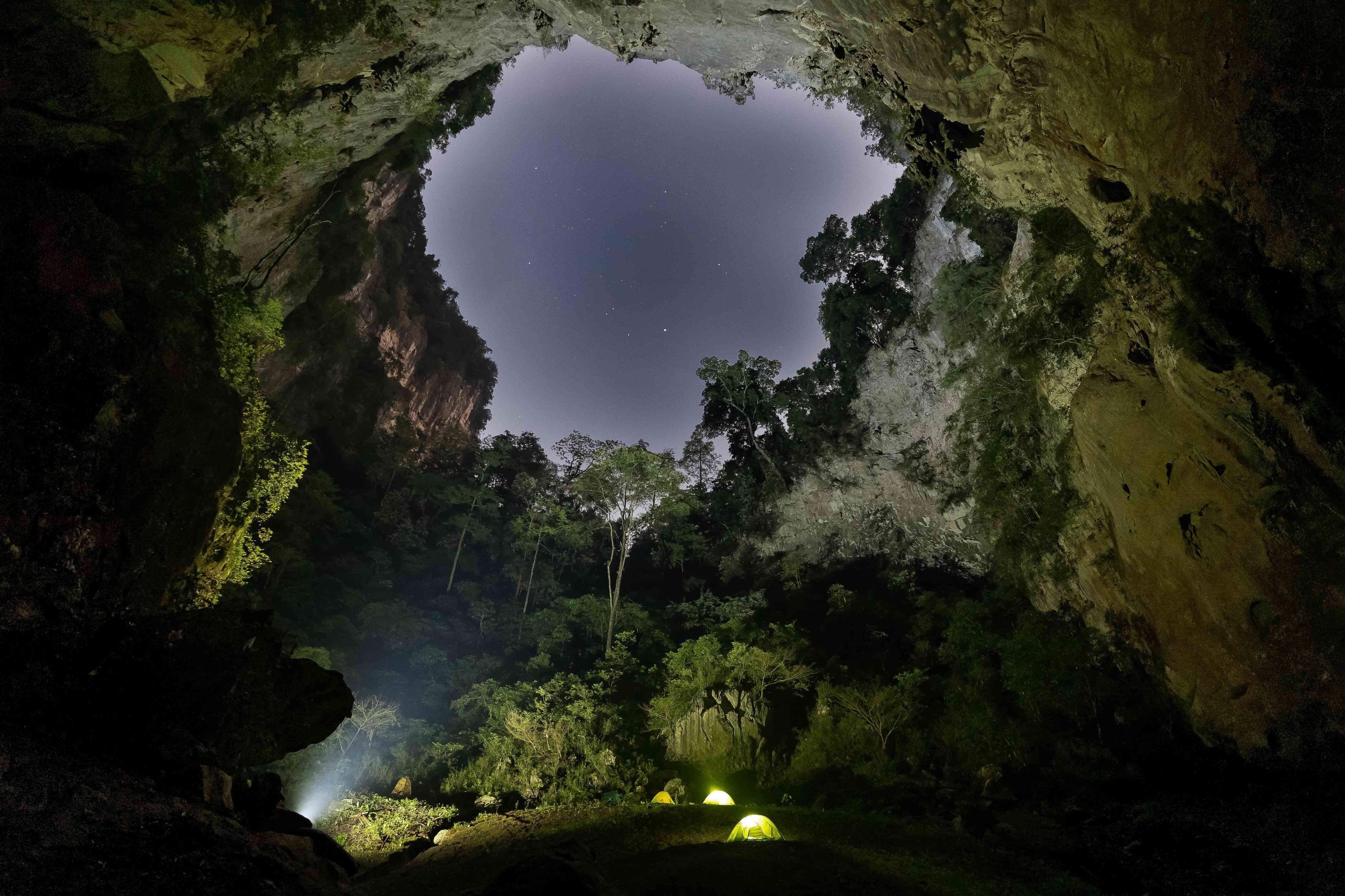 Was befindet sich in dem Dolinenloch namens „Nightmare“ im Phong Nha-Ke Bang-Nationalpark?