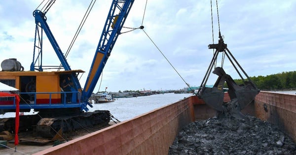 Pour la première fois, Ca Mau a socialisé 30 milliards pour draguer l'estuaire de Cai Doi Vam.