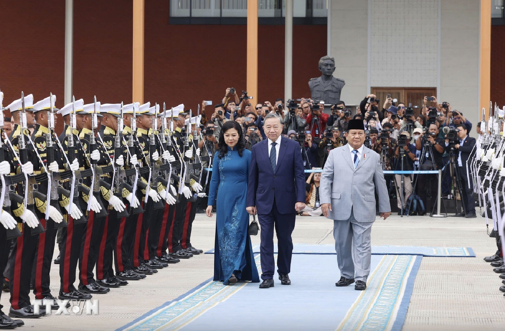 El Presidente de Indonesia despide al Secretario General To Lam en su viaje a Singapur