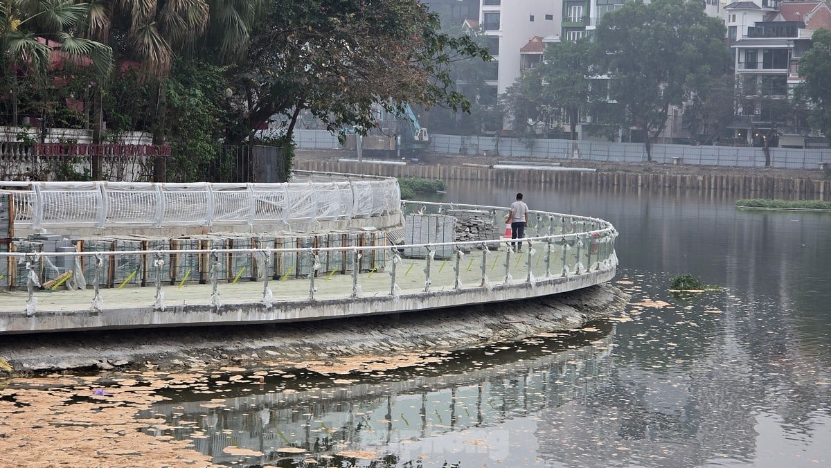 La scène flottante et la tribune extérieure du lac Hoang Cau se dévoilent progressivement, photo 7