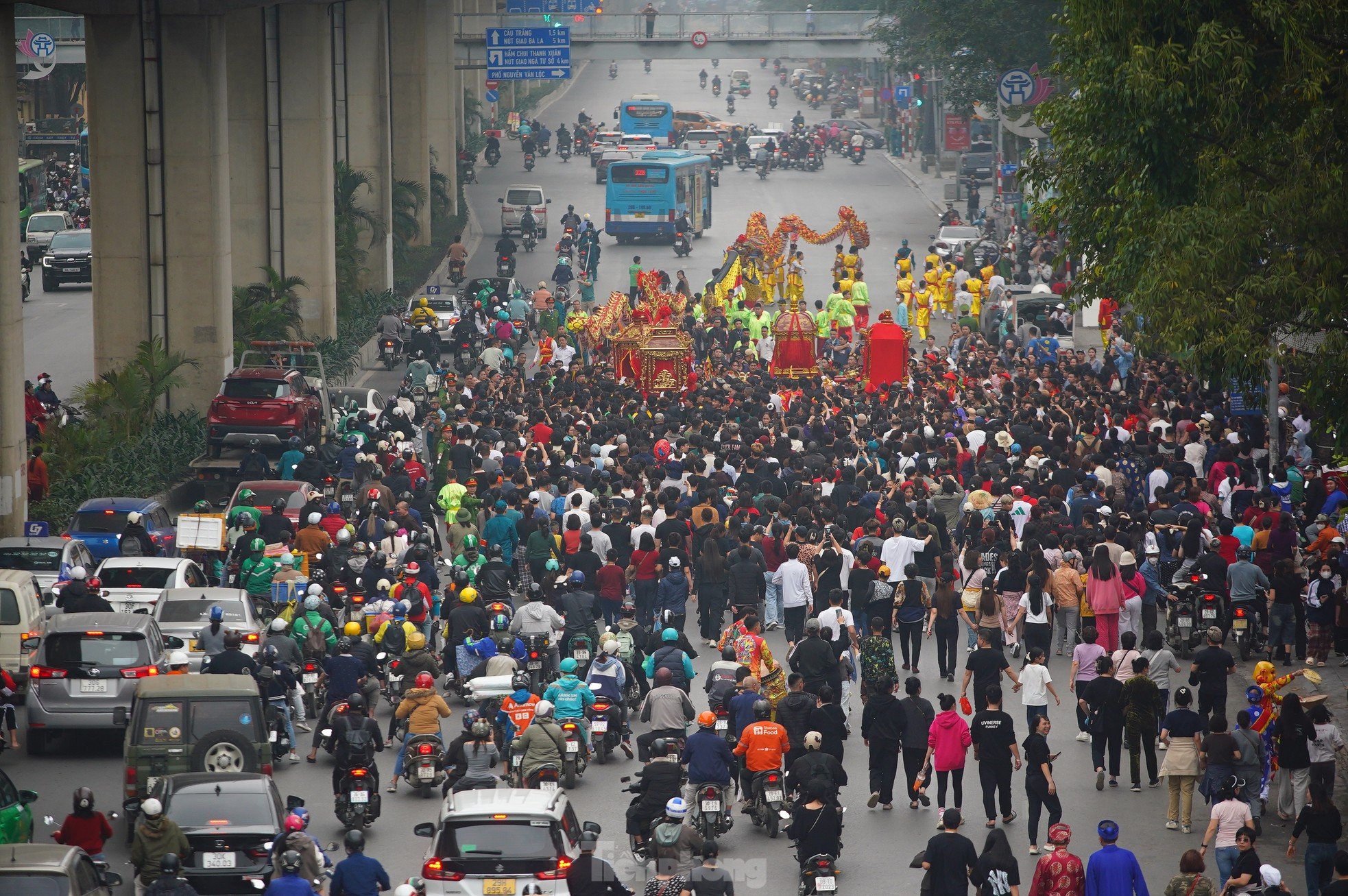 Mar de gente observando la procesión de 5 pueblos creciendo en medio de la calle de Hanoi foto 7