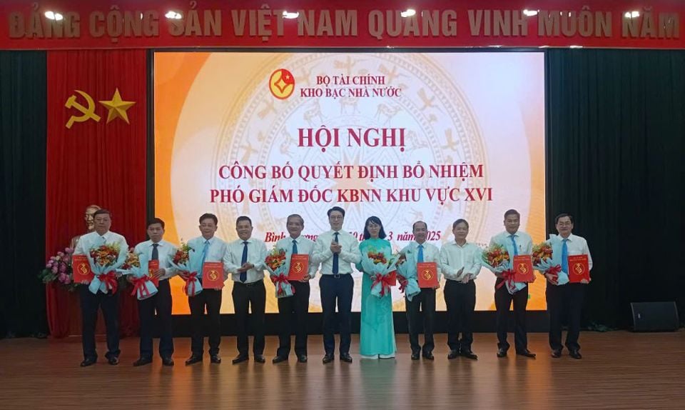 Ông Trần Quân, Giám đốc Kho bạc Nhà nước trao các quyết định bổ nhiệm Phó Giám đốc Kho bạc Nhà nước khu vực XVI.