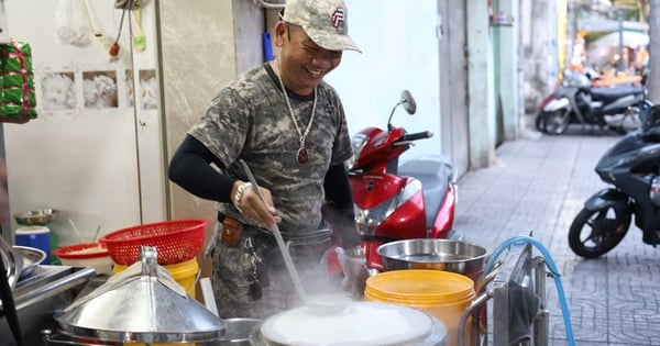 호치민시에 있는 40년된 반꾸온 매장은 테이블이 가득하고, 속을 채우는 방식 덕분에 맛있습니다.