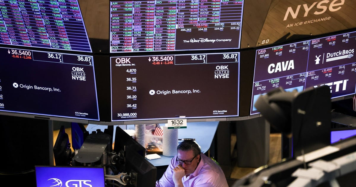 US stocks plunge on recession fears