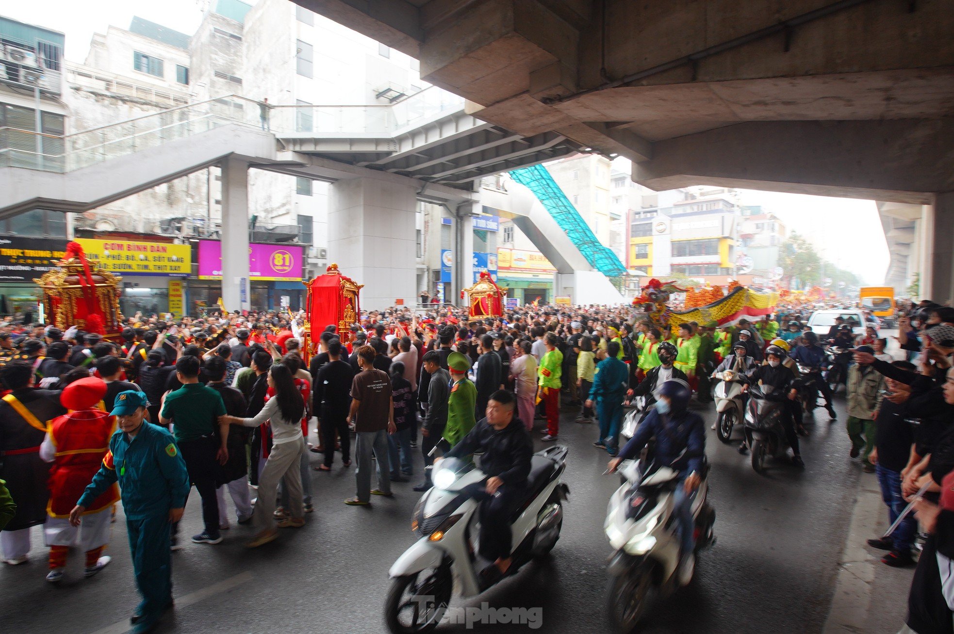 Sea of ​​people watching the procession of 5 villages growing in the middle of Hanoi street photo 14