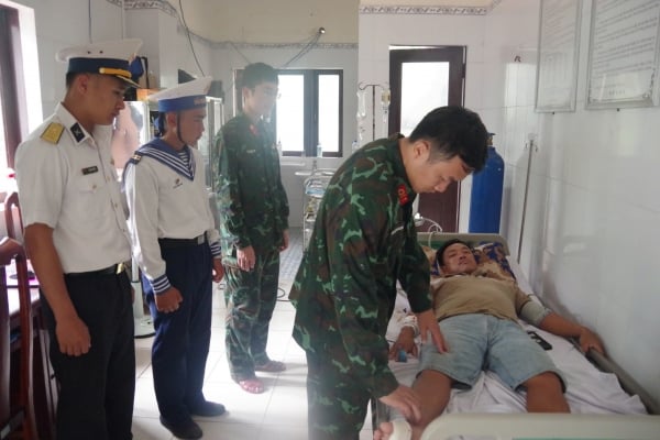 Truong Sa Island infirmary treats fisherman whose leg was stabbed by a fish