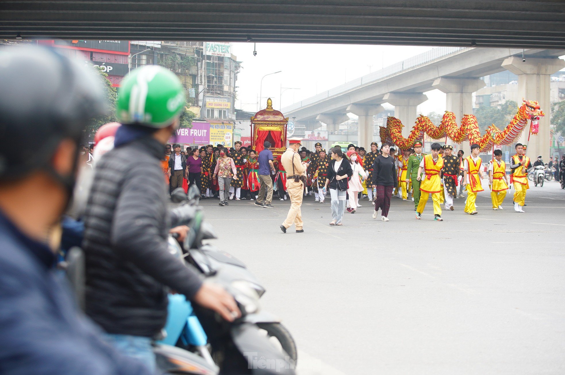 Sea of ​​people watching the procession of 5 villages growing in the middle of Hanoi street photo 18