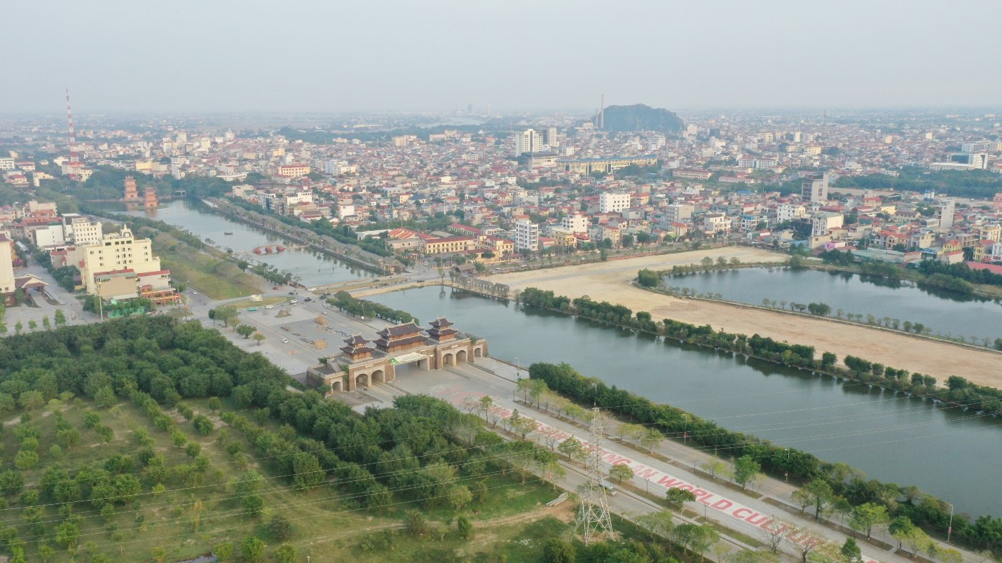 Ninh Binh is the center of politics, economy, culture, history, modern tourism and the region of the southern provinces of the Red River Delta. Image 1