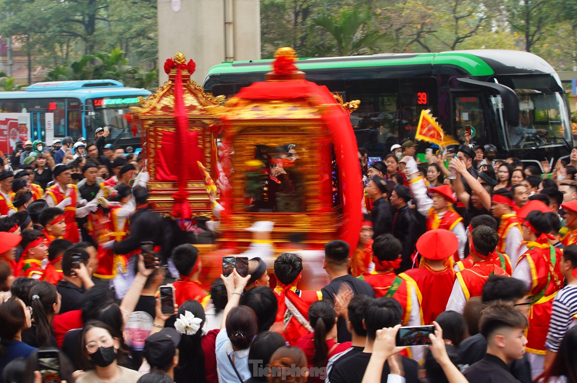 Mar de gente observando la procesión de 5 pueblos creciendo en medio de la calle de Hanoi foto 11