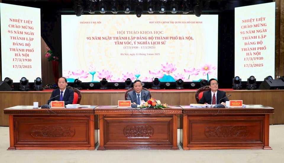 Dr. Nguyen Van Phong - Secrétaire adjoint permanent du Comité du Parti de Hanoi ; Professeur associé, Dr. Nguyen Danh Tien - Directeur de l'Institut d'histoire du Parti (Académie nationale de politique Ho Chi Minh) et membre du Comité permanent du Comité du Parti de la ville, Chef du Département de propagande et de mobilisation de masse du Comité du Parti de la ville de Hanoi Nguyen Doan Toan a présidé l'atelier.