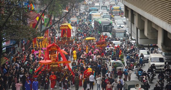 Un "mar de gente" cargando un palanquín en la calle Nguyen Trai, las autoridades colocan cuerdas para evitar atascos