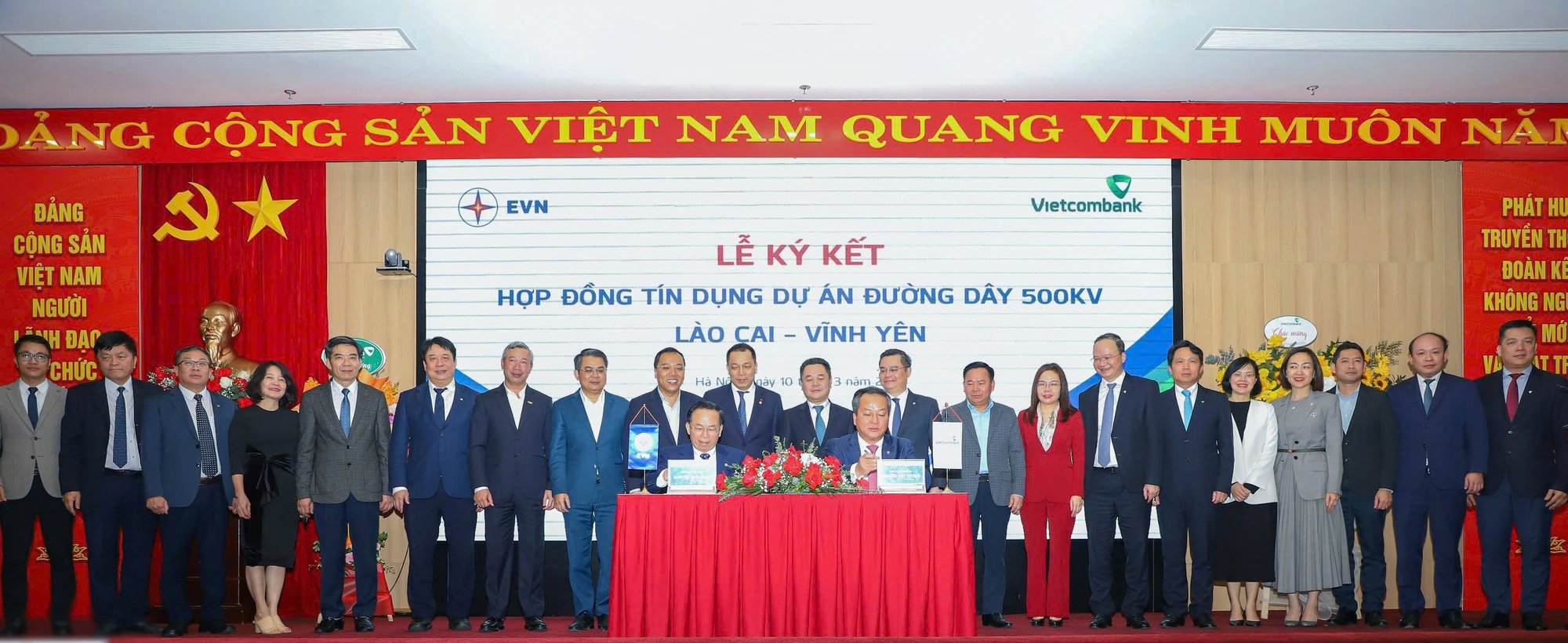 Signature d'un contrat pour fournir un crédit de plus de 5 000 milliards de VND pour le projet de ligne de transmission de 500 kV Lao Cai - Vinh Yen