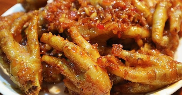 Así se hacen unas deliciosas patas de pollo fritas con salsa de pescado al ajillo.