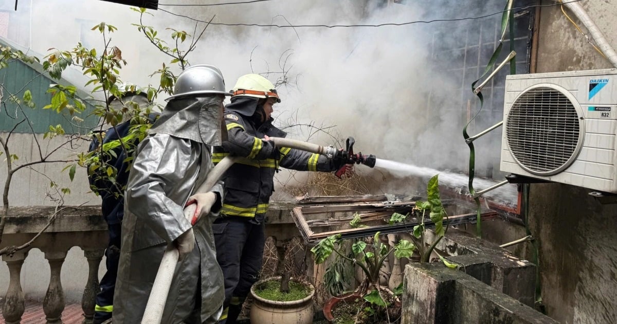 Incendio en una casa de dos pisos en un pequeño callejón en el distrito de Ba Dinh