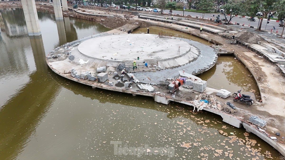 La scène flottante et la tribune extérieure du lac Hoang Cau se dévoilent progressivement photo 1