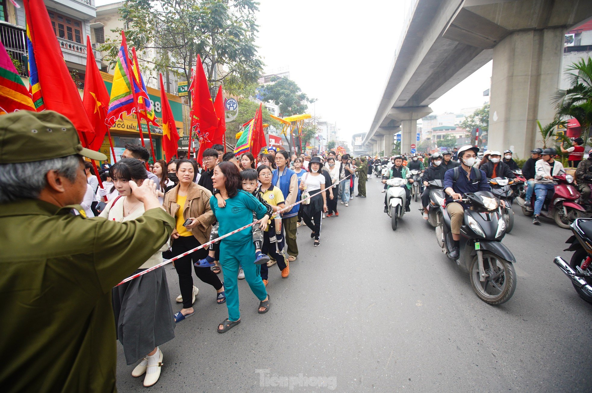 Mar de gente observando la procesión de 5 pueblos creciendo en medio de la calle de Hanoi foto 9