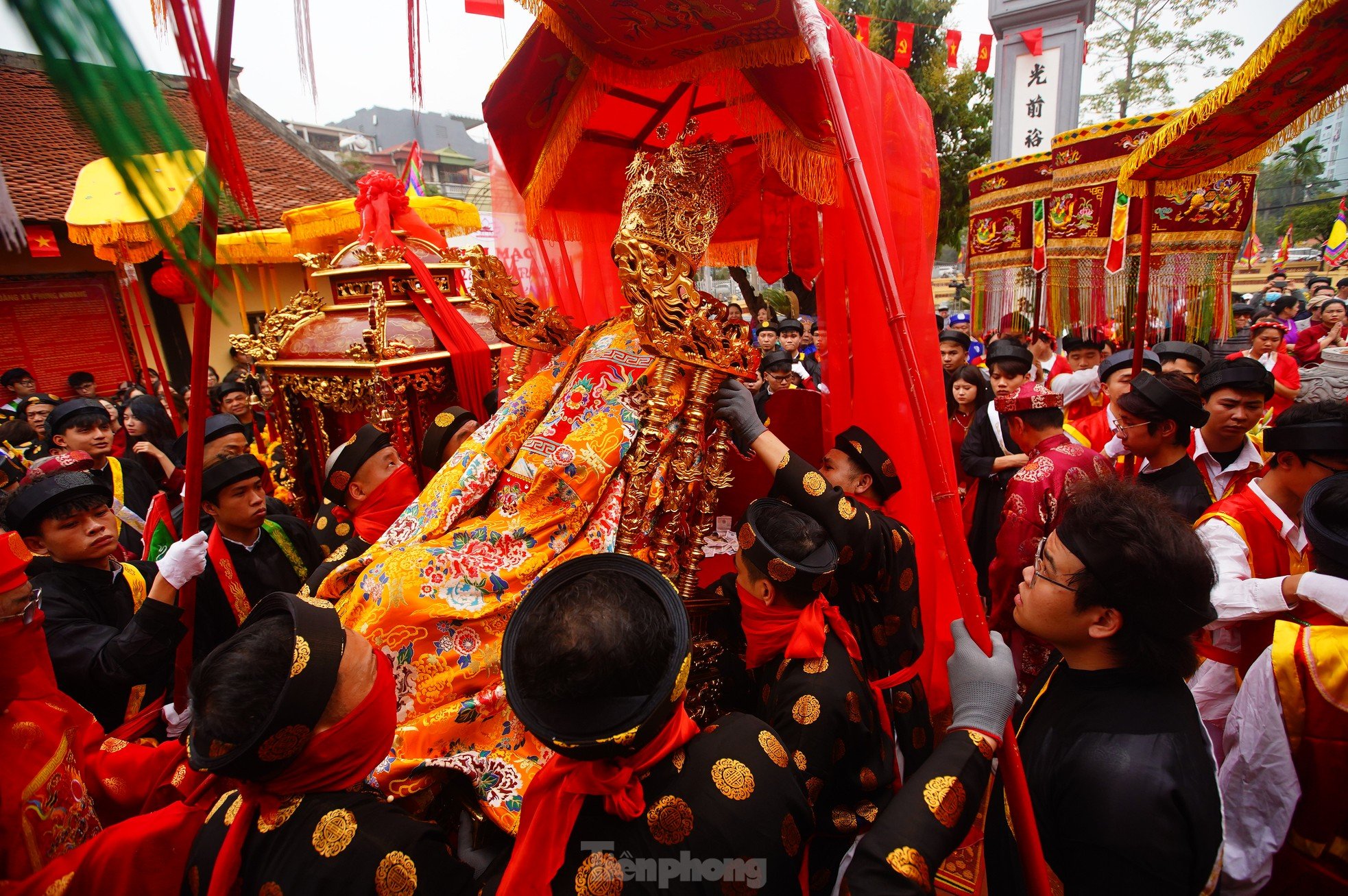 Mar de gente observando la procesión de 5 pueblos creciendo en medio de la calle de Hanoi foto 2