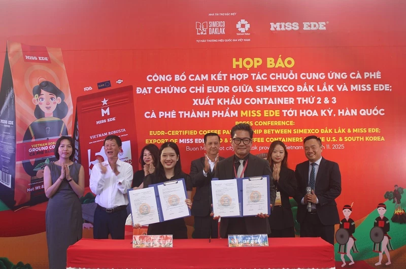 Đại diện Miss Ede ký kết hợp tác song phương với doanh nghiệp Hàn Quốc.