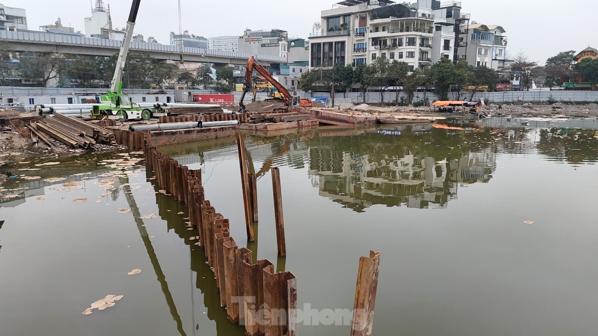 La scène flottante et la tribune extérieure du lac Hoang Cau se dévoilent progressivement, photo 13