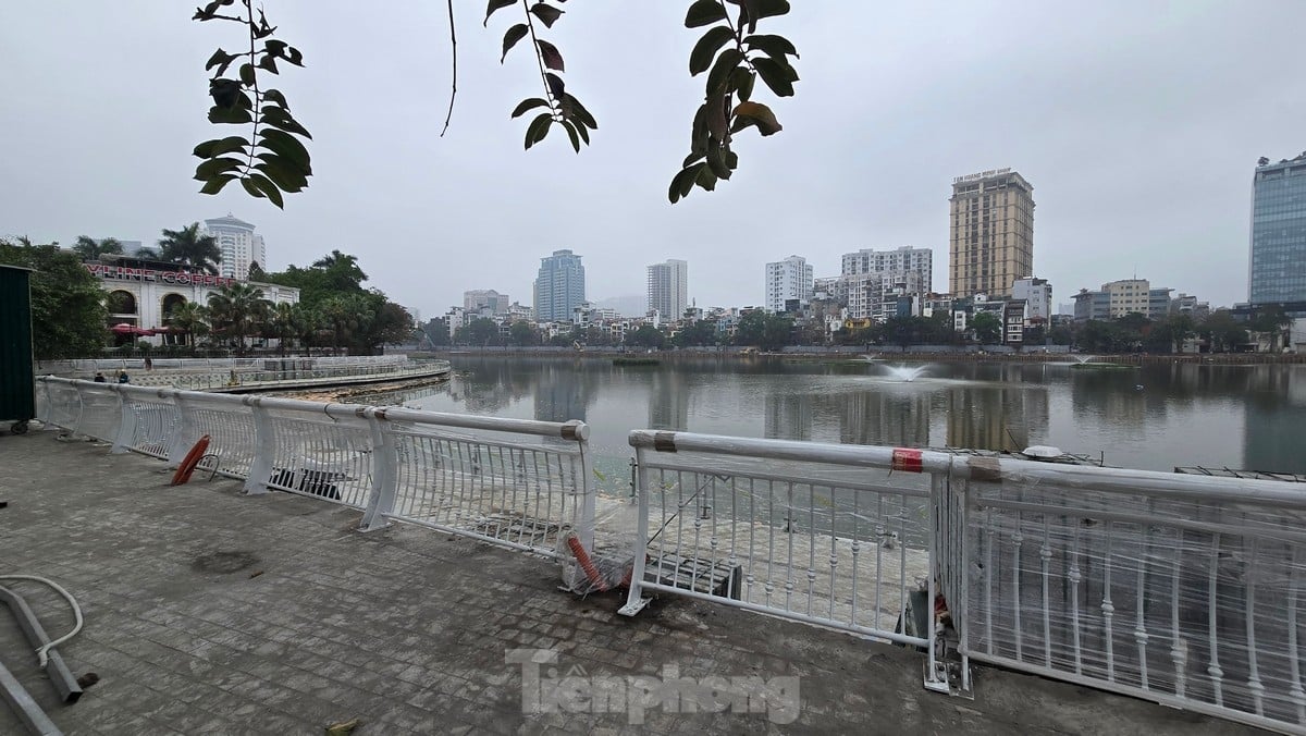 La scène flottante et la tribune extérieure du lac Hoang Cau se dévoilent progressivement photo 6