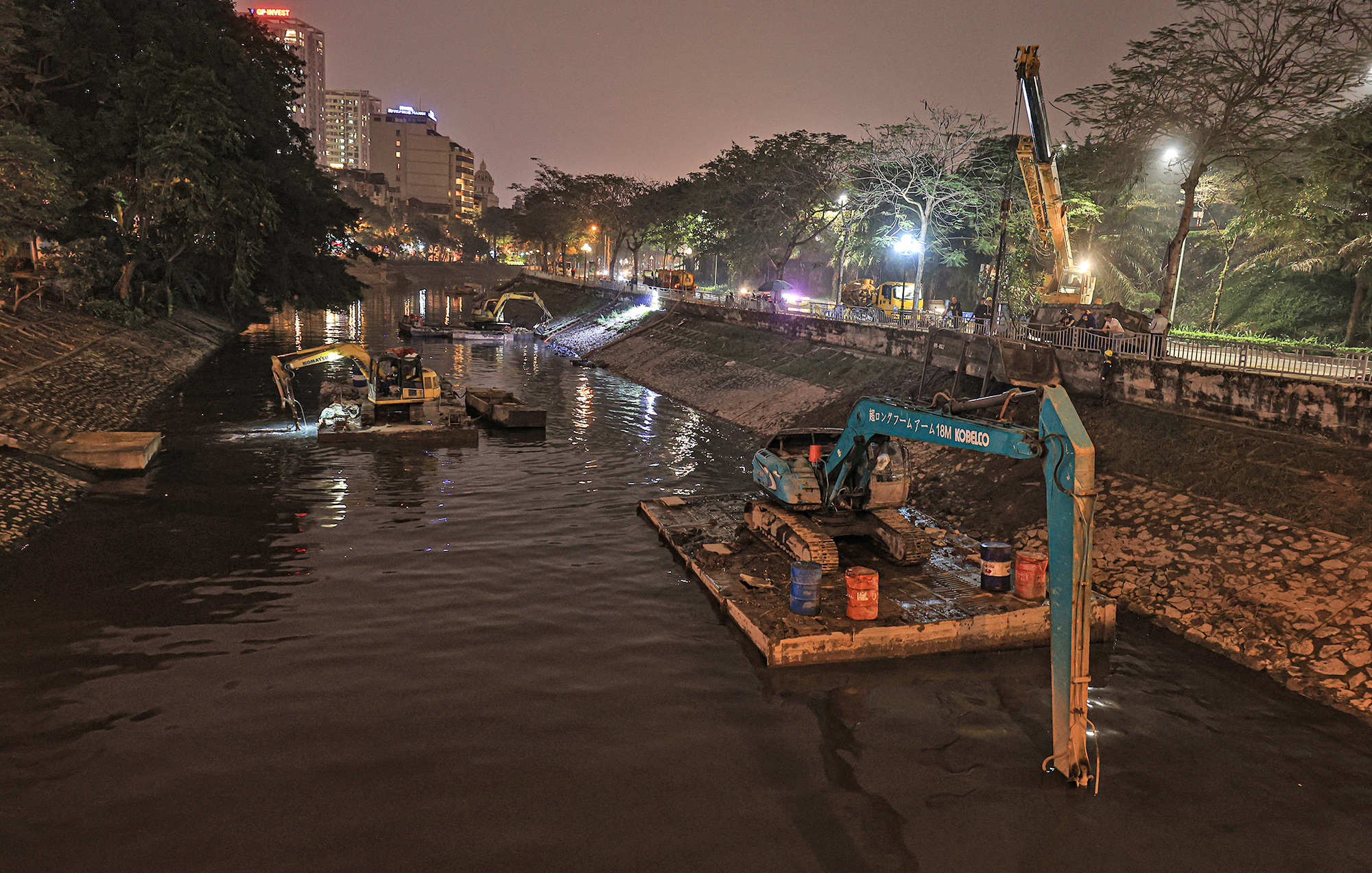 Dầm bùn, xuyên đêm hồi sinh sông Tô Lịch- Ảnh 1.