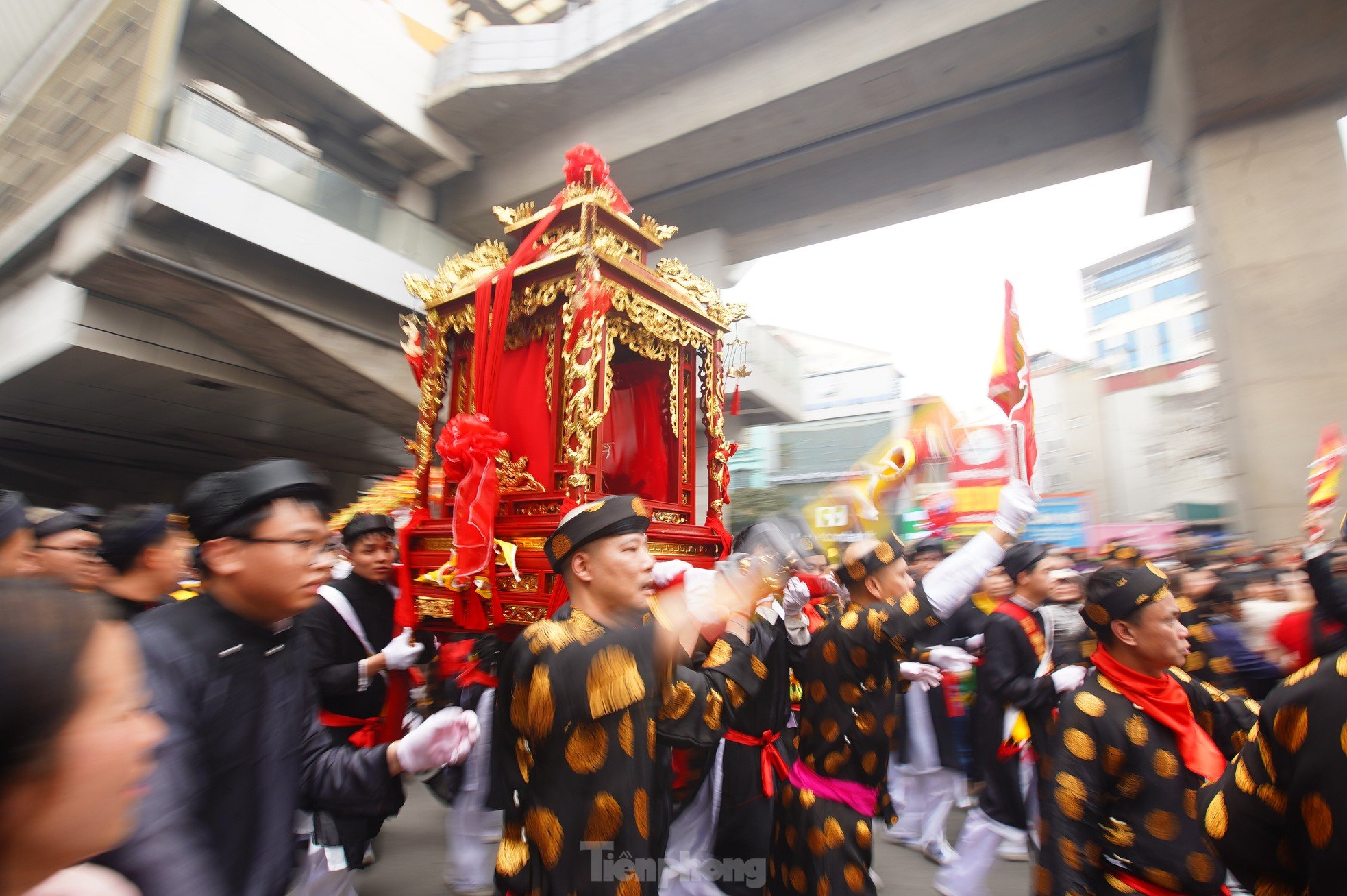 Sea of ​​people watching the procession of 5 villages growing in the middle of Hanoi street photo 13