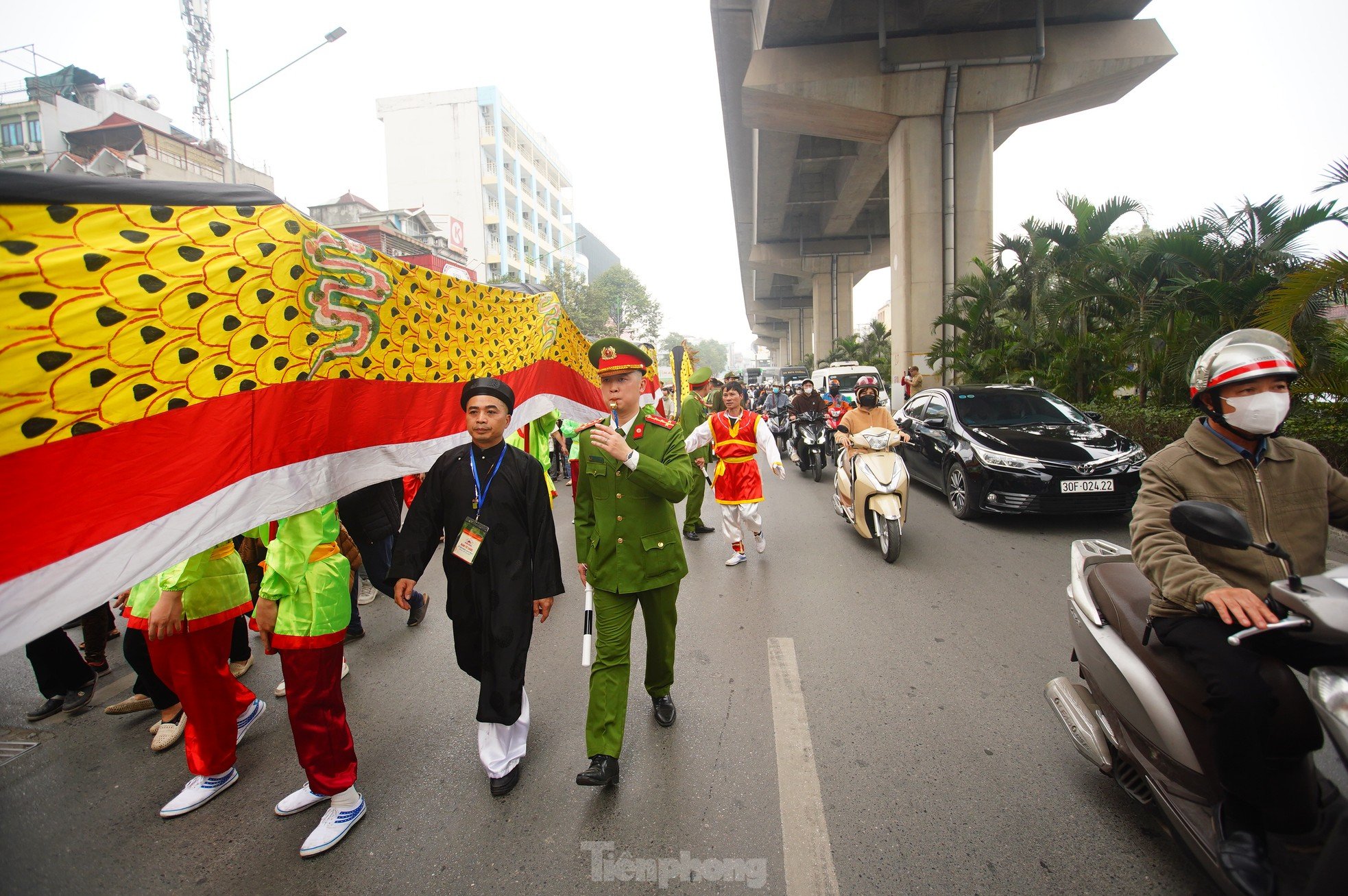 Mar de gente observando la procesión de 5 pueblos creciendo en medio de la calle de Hanoi foto 8