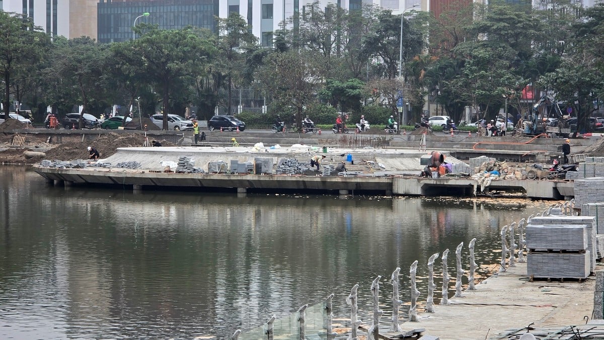 La scène flottante et la tribune extérieure du lac Hoang Cau se dévoilent progressivement photo 5