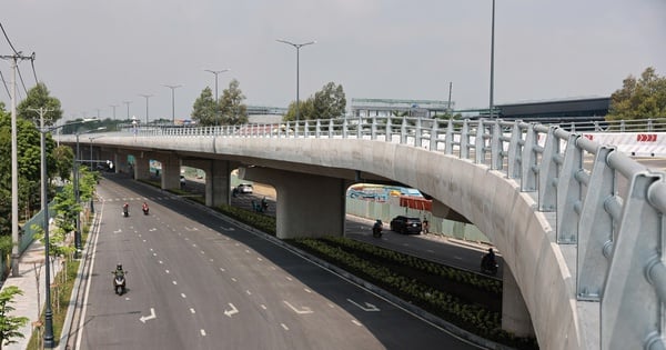 Close-up of the overpass in front of Terminal T3, which is about to be put into operation