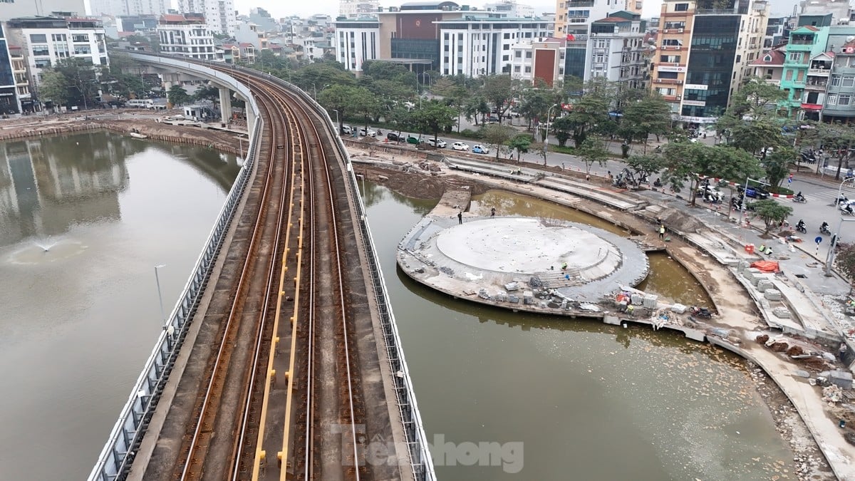 La scène flottante et la tribune extérieure du lac Hoang Cau se dévoilent progressivement, photo 2