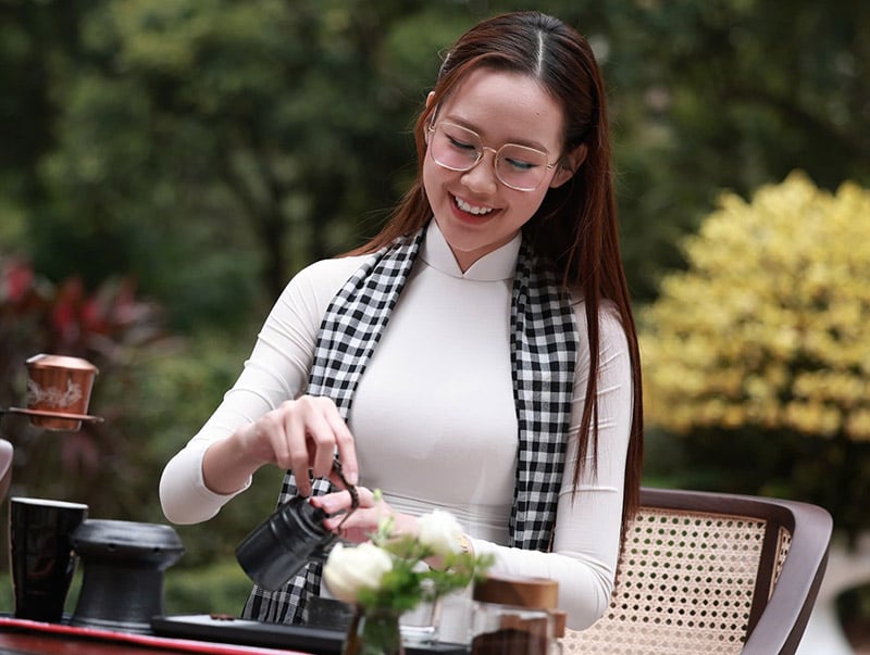 Rencontrez la reine de beauté qui présente le café lors de la réunion du Premier ministre