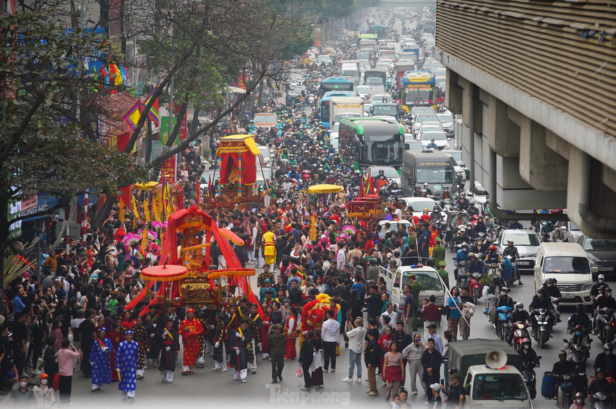 Sea of ​​people watching the procession of 5 villages growing in the middle of Hanoi street photo 6