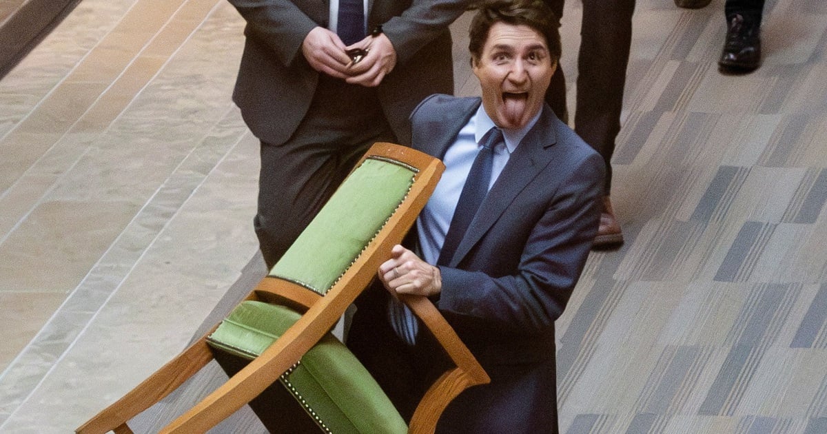 Le Premier ministre canadien Trudeau fait sensation lorsqu'il sort sa chaise de la Chambre des communes