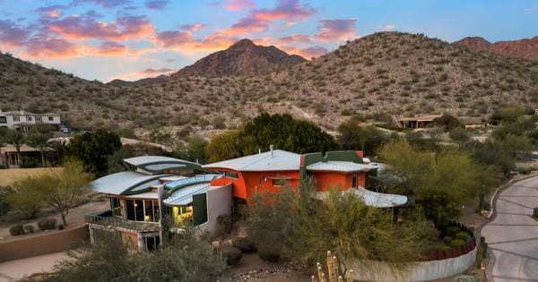 Impresionado con una villa de un millón de dólares en medio del desierto