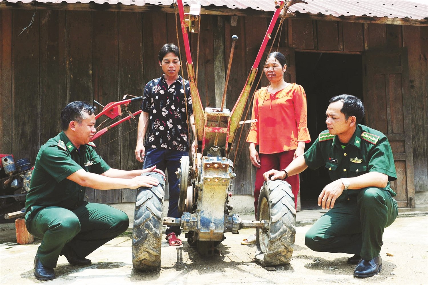 Bộ đội Đồn Biên phòng Đăk Blô, huyện Đăk Glei giúp dân vận hành, bảo quản máy móc đi vào sản xuất nông nghiệp.