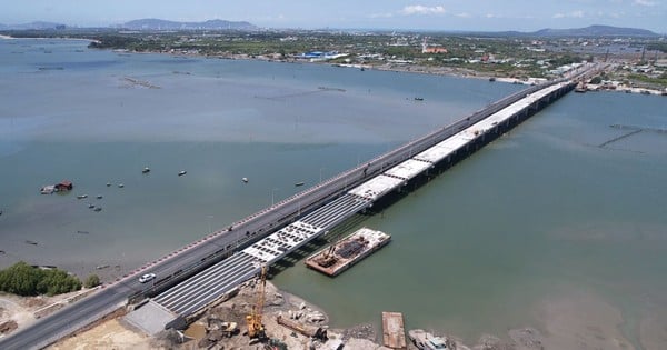 Formas de puentes en la carretera costera que conecta Vung Tau