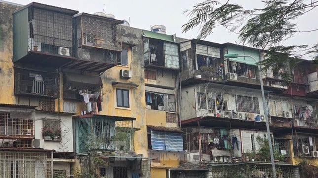 Nahaufnahme von 3 alten Wohnhäusern in Hanoi, die renoviert und zu 40-stöckigen Wohnhäusern umgebaut werden. Foto 6