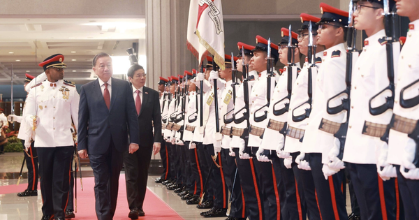 Begrüßungszeremonie für Generalsekretär To Lam bei seinem offiziellen Besuch in der Republik Singapur