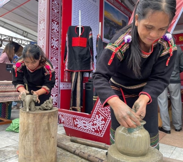 Unique handmade pottery craft of the M'nong people in Lak district