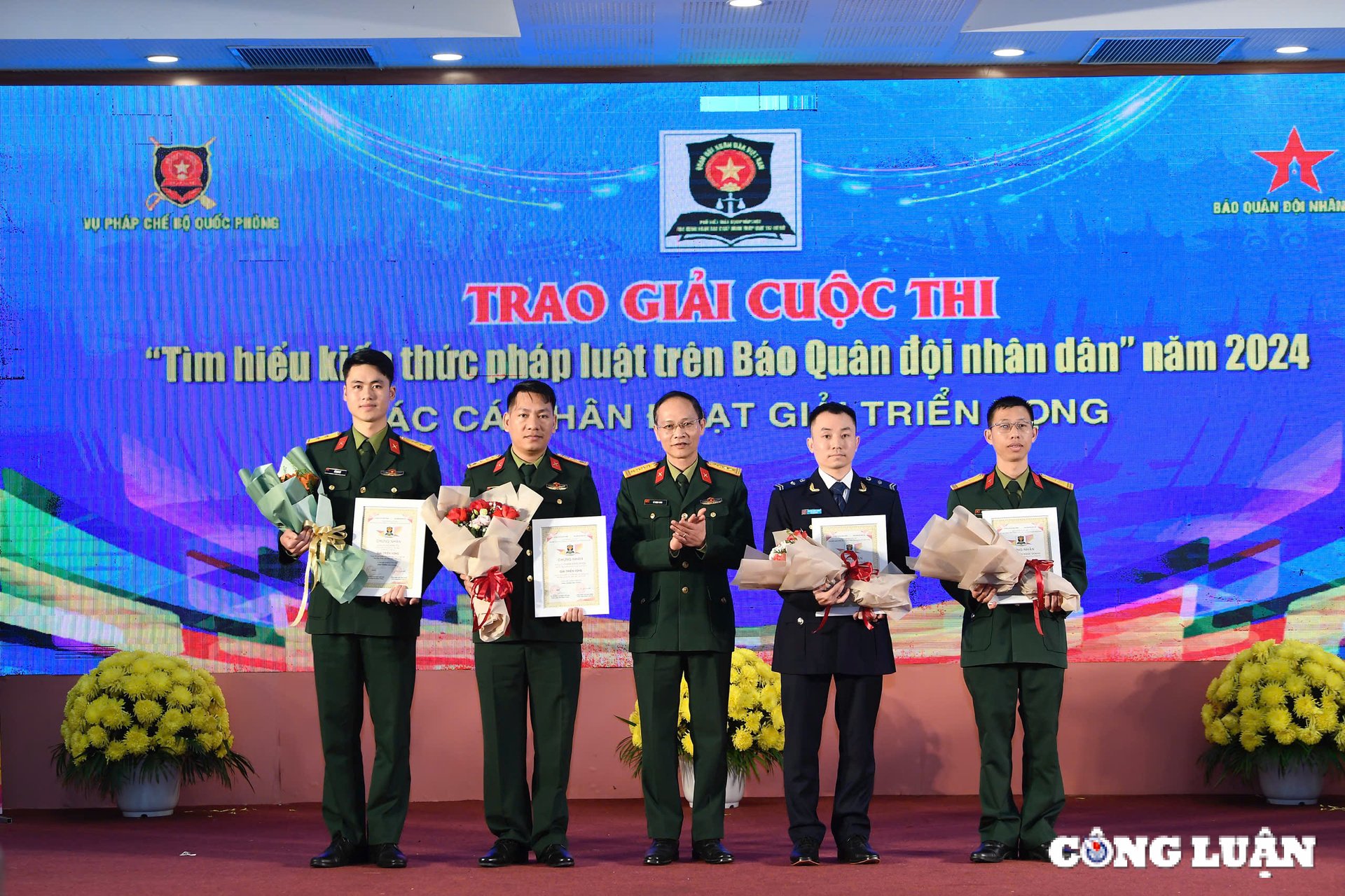 trao giai cuoc thi tim hieu kien thuc phap luat tren bao quan doi nhan dan nam 2024 hinh 3