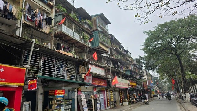 Nahaufnahme von 3 alten Wohnhäusern in Hanoi, die renoviert und zu 40-stöckigen Wohnhäusern umgebaut werden. Foto 5