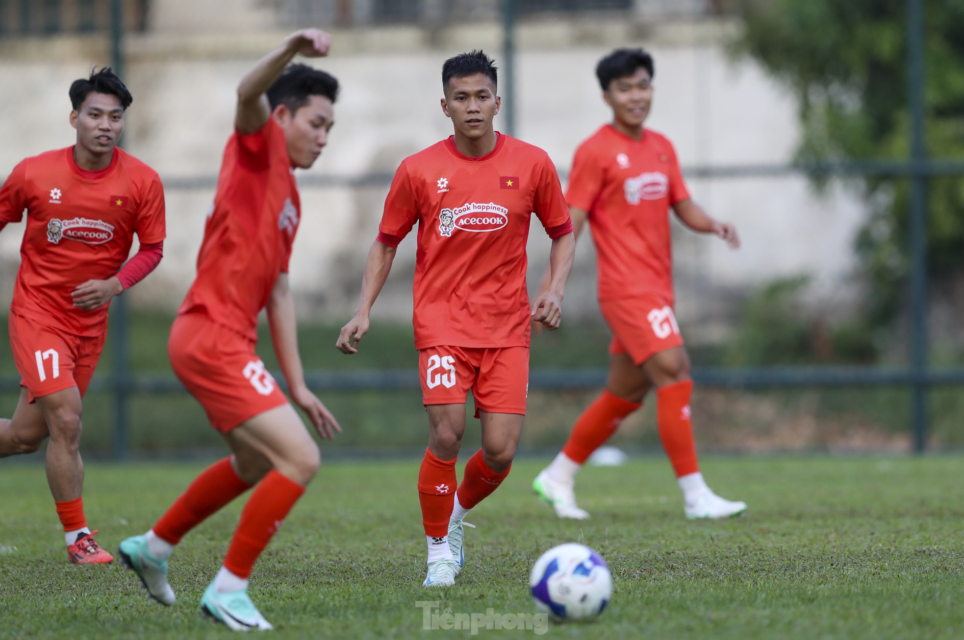 Tien Linh and Quang Hai were absent from the first training session of the Vietnam team photo 8