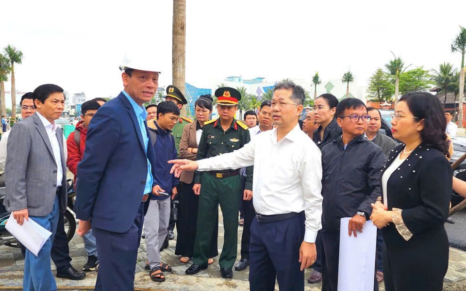 Der Sekretär des Stadtparteikomitees, Nguyen Van Quang, hörte sich die Berichte der Einheiten über den Fortschritt der Vorbereitungen für die Feier an. Foto: Polizei der Stadt Da Nang