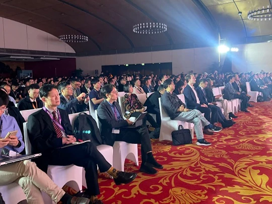 A series of major technology companies come to Vietnam to discuss AI and semiconductor trends.