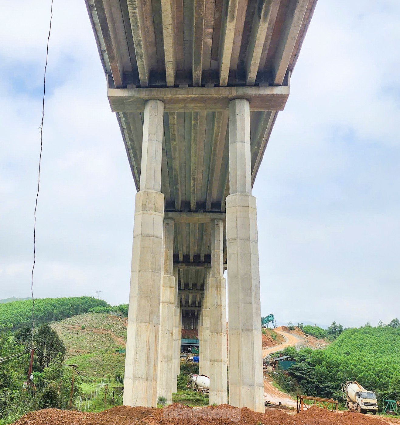 Vue aérienne du plus long viaduc, pilier de 50 m de haut sur l'autoroute traversant Ha Tinh, photo 4