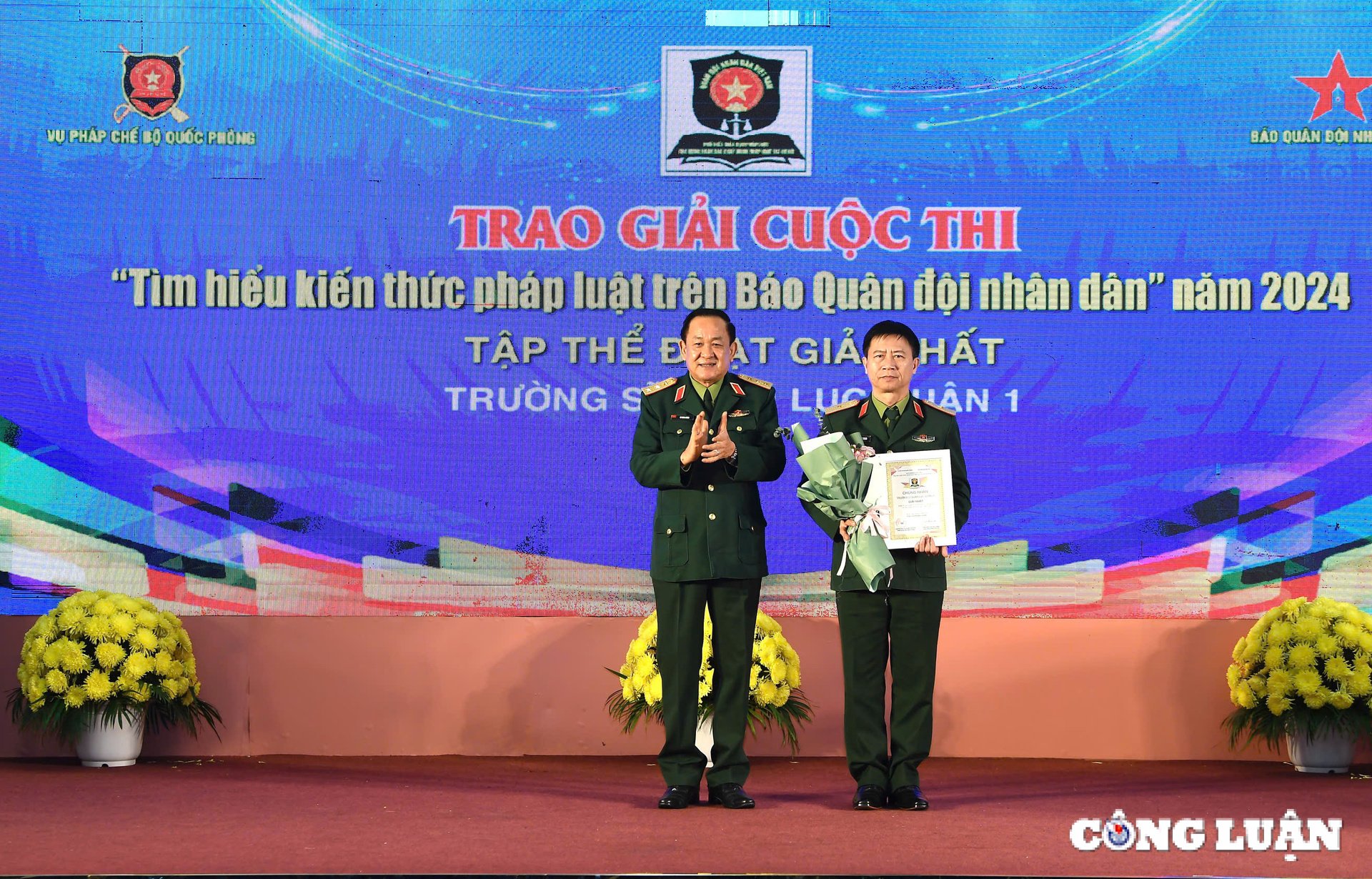 trao giai cuoc thi tim hieu kien thuc phap luat tren bao quan doi nhan dan nam 2024 hinh 2